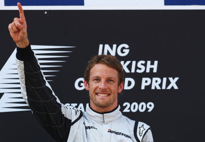 Button fagnar í Istanbúl í dag.