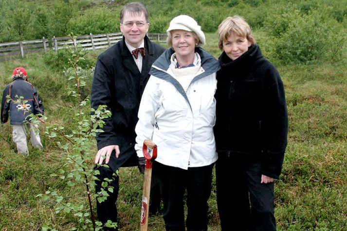 Vigdís Finnbogadóttir, fyrrverandi forseti Íslands, gróðursetur í Vinaskógi