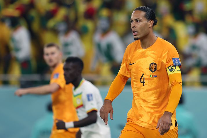 Virgil van Dijk ber fyrirliðaband með orðunum „No Discrimination“ í staðin fyrir „OneLove.“