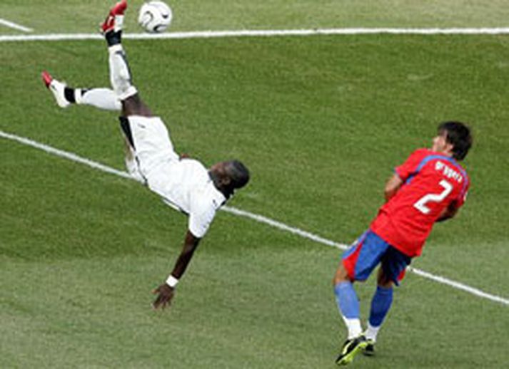Sulley Muntari í fimleikaæfingum í leiknum gegn Tékkum sem var að ljúka með sigri Gana.