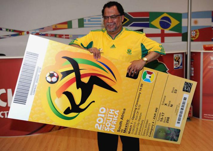Danny Jordaan, sem er í skipulagsnefnd mótsins, með stærri útgáfu af miða.