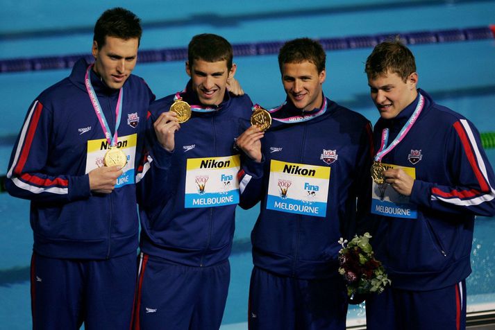 Klete Keller er hér lengst til vinstri við hlið Michael Phelps en hinir í þessari gullsveit Bandaríkjanna eru þeir Ryan Lochte og Peter Vanderkaay.