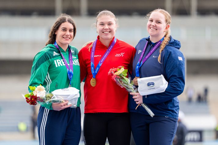 Guðrún Karítas Hallgrímsdóttir (lengst til hægri) á verðlaunapallinum.