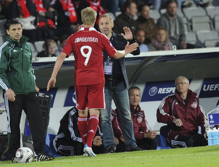 Keld Bordinggaard fagnar með Nicolai Jörgensen, leikmanni danska U-21 liðsins.