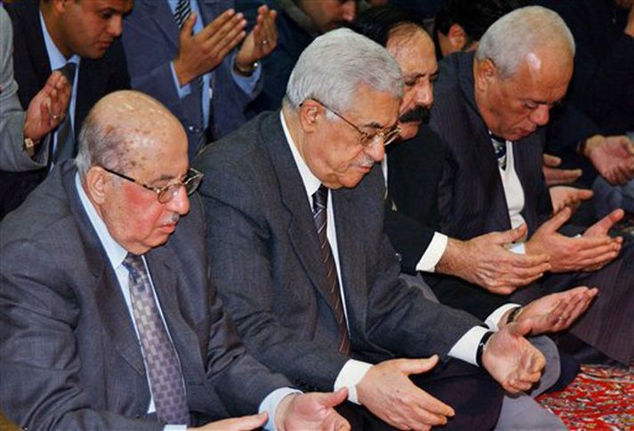 Mahmoud Abbas, forseti Palestínumanna, við föstudagsbænir í Ramallah á Vesturbakkanum.
