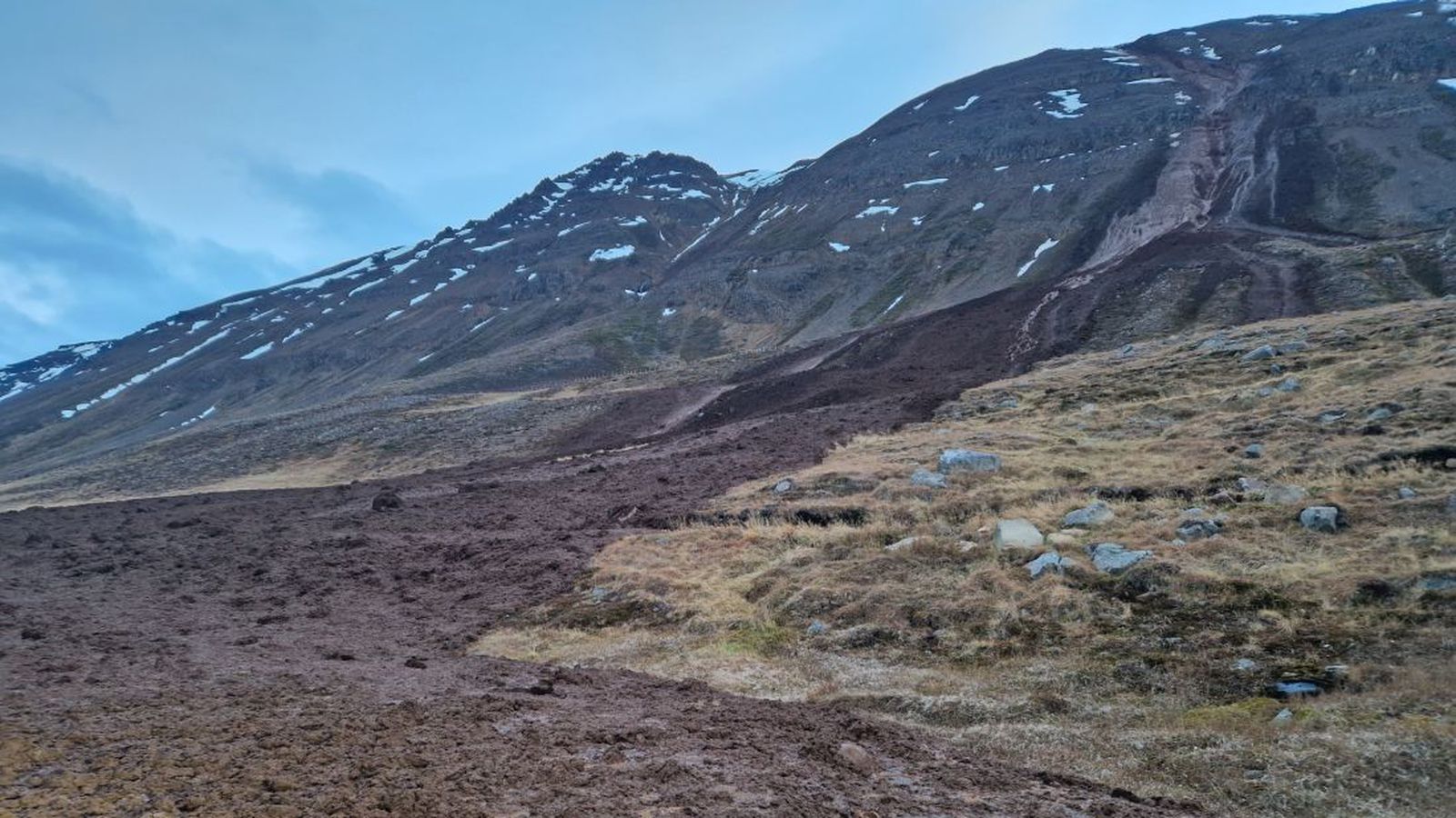 Búið að opna fyrir umferð en veg­far­endur hvattir til að ferðast í ...