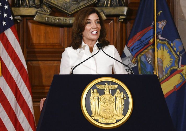 Eitt fyrsta verk Kathy Hochul í embætti ríkisstjóra var að uppfæra tölu látinna í kórónuveirufaraldrinum. Forveri hennar í embætti reyndi að fegra myndina með því að hagræða tölunum sem hann birti opinberlega.