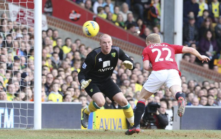 Scholes kemur knettinum framhjá Ruddy í markinu.