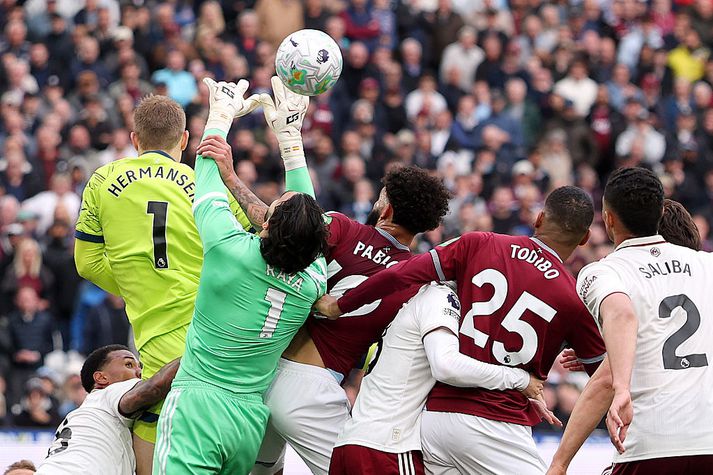 David Raya reynir að teygja sig í boltann en Pablo heldur í hönd hans eins og sjá má, í aðdraganda marksins sem dæmt var af West Ham.