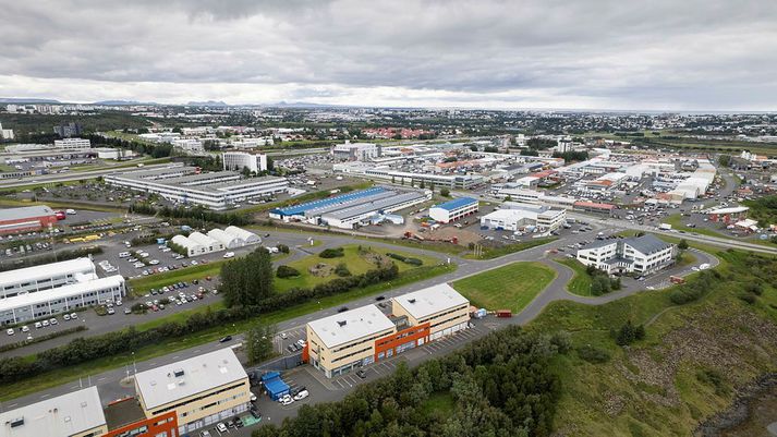 Eldur kviknaði í Höfðahverfi síðdegis. Búið er að ráða niðurlögum eldsins