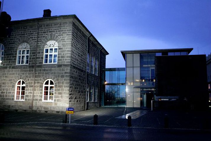 Alþingi við Austurvöll. Eldur kom upp í rafmagnstöflu í þinghúsinu í gær og raskaði nokkuð dagskrá Alþingis.