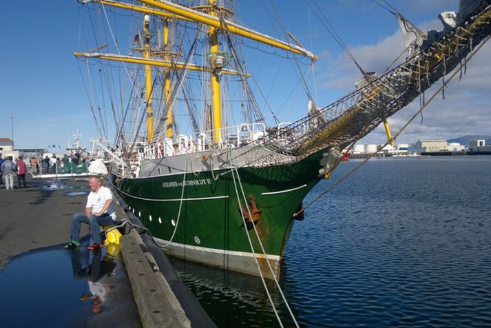 Hér sést skútan við Reykjavíkurhöfn.