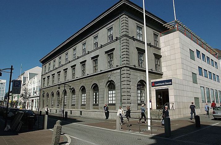 Landsbankinn Fjárfestar telja nokkra áhættu felast í kaupum á skuldabréfum Landsbankans. Áttatíu og fimm ára gamalt bréf bankans var boðið til sölu á erlendum skuldabréfamarkaði í vikunni.