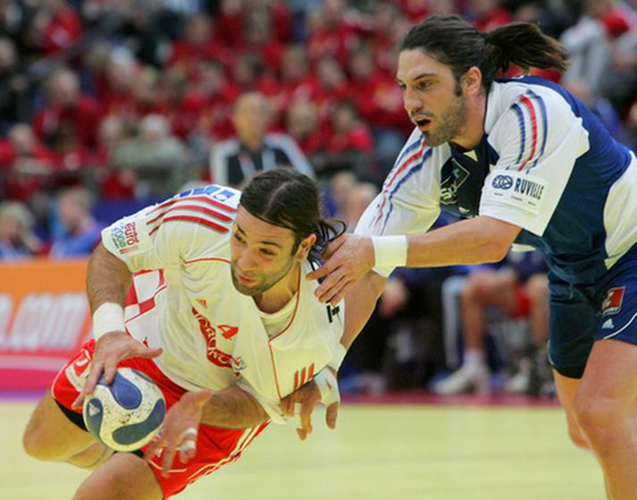 Bertrand Gille tekur hér á Ivano Balic í leiknum í dag.