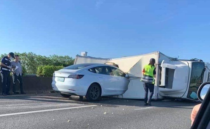 Tesla Model 3 inn í flutningabílnum.