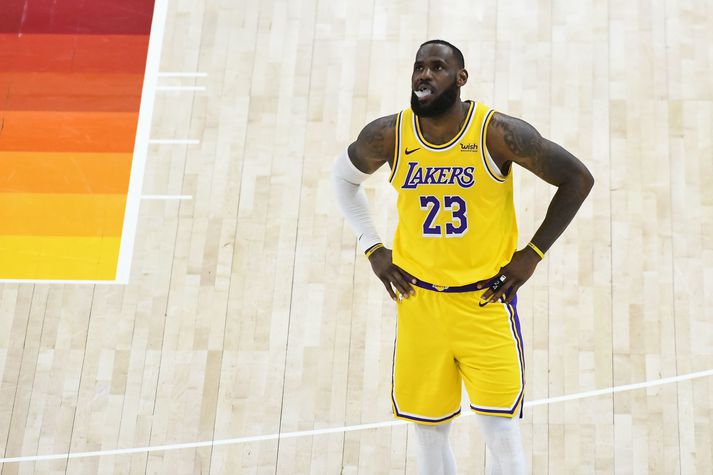 LeBron James spilaði aðeins 28 mínútur er Utah Jazz pakkaði Los Angeles Lakers saman í fyrrinótt.