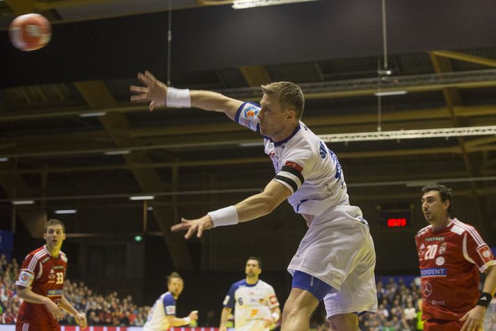 Guðjón Valur Sigurðsson skorar hér í leiknum í kvöld.