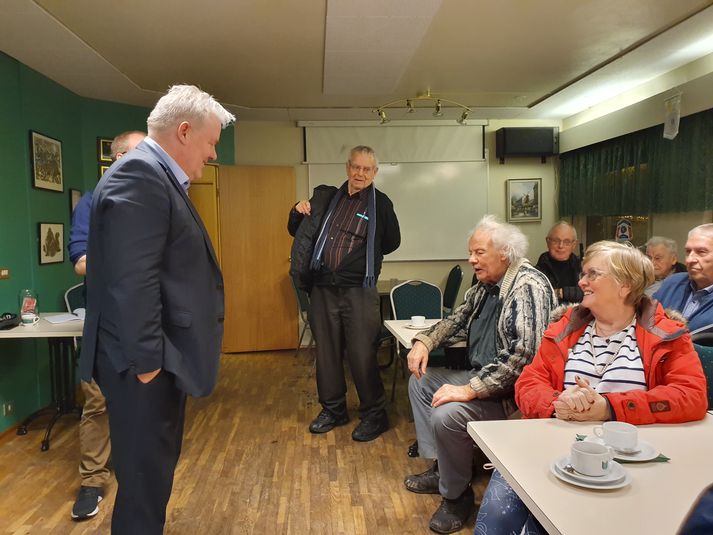 Sigurður Ingi fékk fjölmargar spurningar úr sal, meðal annars um nýjan flugvöll í Hvassahrauni, nýja brú yfir Ölfusá og um jólabónus þingmanna.