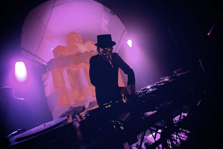 Claptone mætir með gullgrímuna.