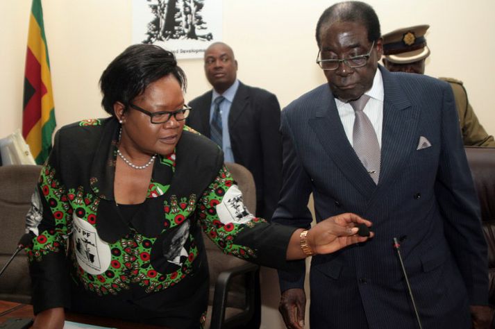Joice Mujuru og Robert Mugabe í október síðastliðinn.