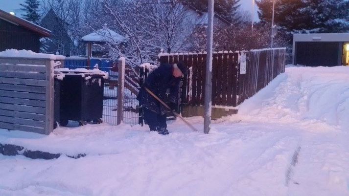 Hér má sjá manninn að störfum í morgun.