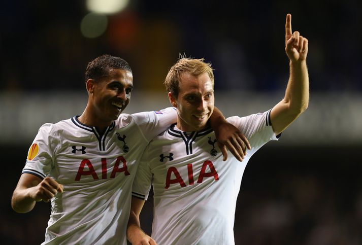 Eriksen, til hægri, fagnar marki í leik með Tottenham ásamt Kyle Naughton.
