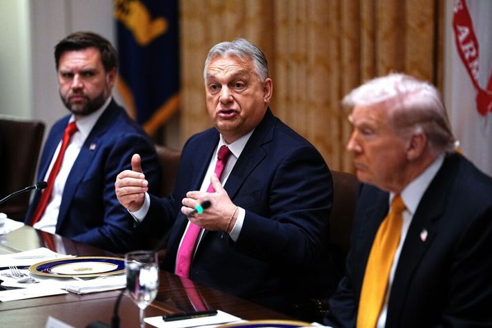 Viktor Orbán, fyrrverandi forsætisráðherra Ungverjalands, (f.m.) hefur orðið að einni helstu fyrirmynd bandarískra hægrimanna eins og J.D. Vance (t.v.) á undanförnum árum. Orbán rak stefnu sem hann kenndi við ófrjálslynt lýðræði. Hann beygði meðal annars frjálsa fjölmiðla og dómstóla landsins undir sig líkt og Trump (t.h.) hefur reynt að gera í valdatíð sinni.