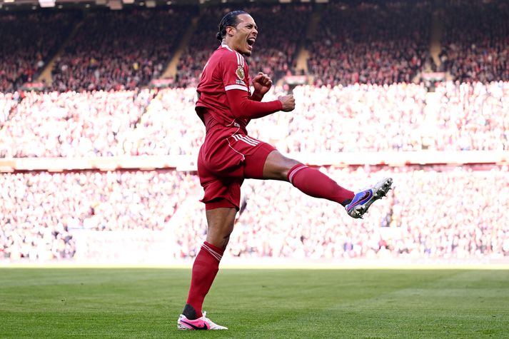 Virgil van Dijk, fyrirliði Liverpool, skoraði eftir hornspyrnu á móti West Ham og fagnar hér marki sínu.