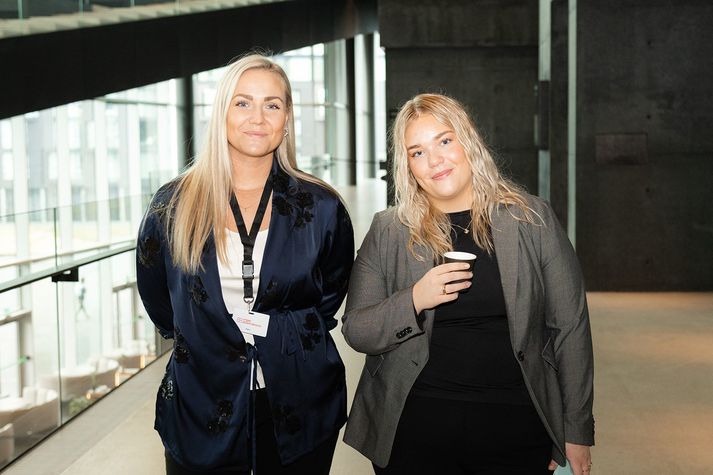 Fv. Aðalheiður Júlírós Óskarsdóttir verkefnastjóri verkefnisins Barnvænt sveitafélag í Reykjanesbæ og stjórnarkona í UAK og París Anna Bergmann, sextán ára nemandi við Menntaskólann á Akureyri og fulltrúi í barna- og ungmennaráði heimsmarkmiðanna um sjálfbæra þróun.