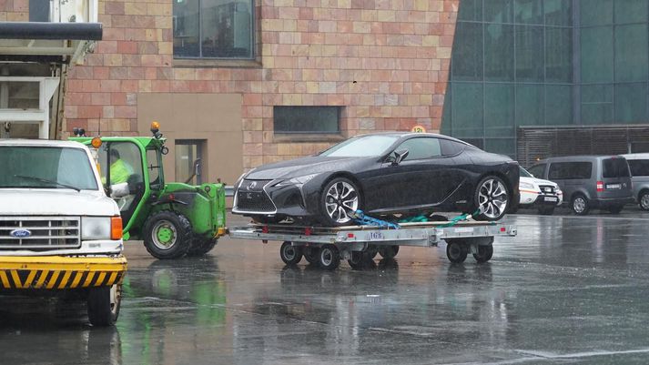 Lexus LC 500h kominn úr flugvélinni.