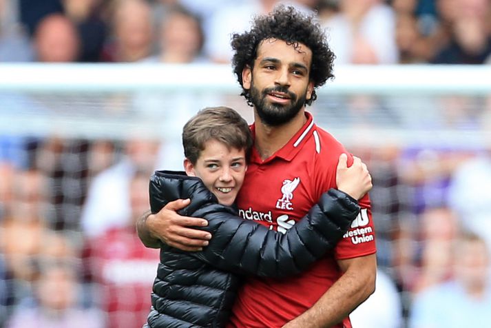 Ungur drengur hljóp inn á völlinn um helgina og faðmaði Mohamed Salah.