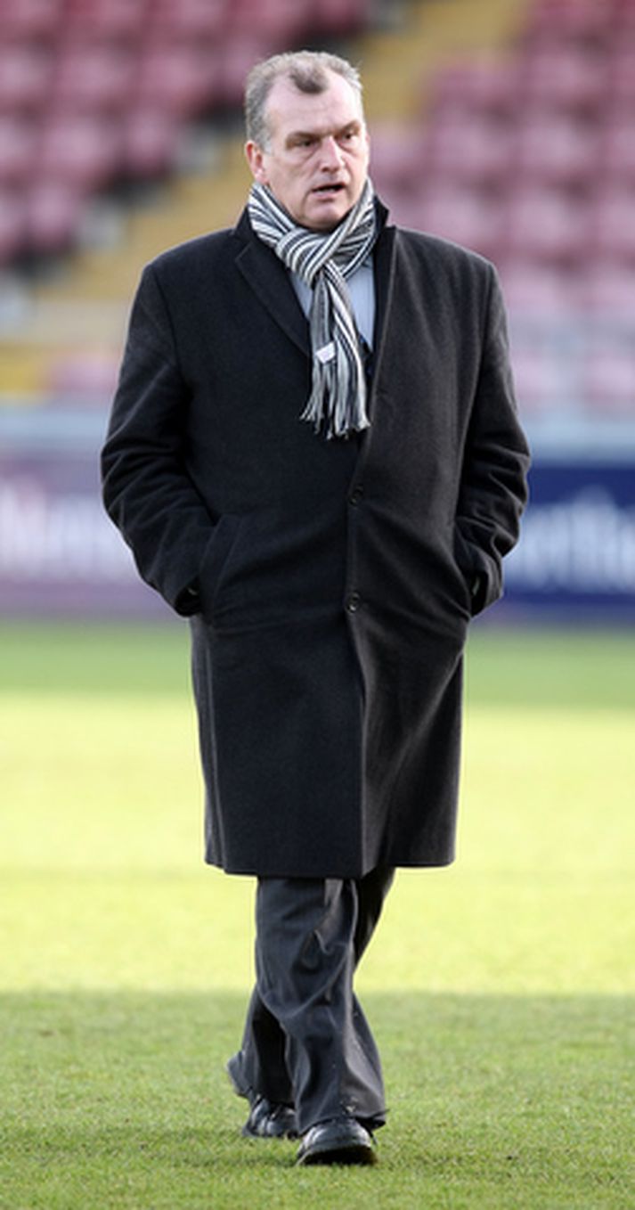 Guðjón Þórðarson, stjóri enska liðsins Crewe.