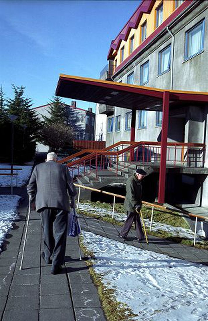 Meginmarkmið heilbrigðisáætlunar frá því 2001 náðist að mati skýrsluhöfunda. En þó þarf margt að bæta svo aldraðir geti unað jafn áhyggjulausir við sitt og heldra fólkið á þessari mynd.
