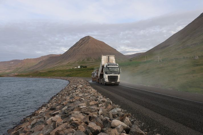 Frá lagningu bundins slitlags á nýja veginn milli Dýrafjarðarganga og Dýrafjarðarbrúar fyrr í mánuðinum.