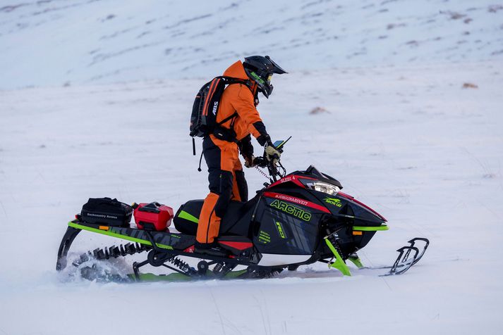 Björgunarsveitir hafa verið kallaðir út til að bjarga barni sem féll í sprungu á Þingvöllum.