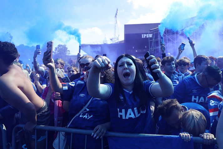 Stuðningsmenn Ipswich við Portman Road glöddust mjög eftir að úrvalsdeildarsætið var tryggt.