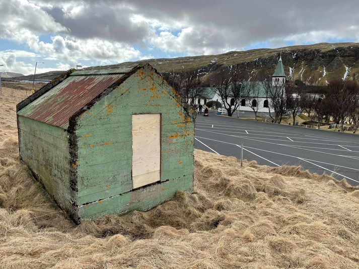 Brunnhúsið við Lágafellskirkju þar sem kona féll niður.