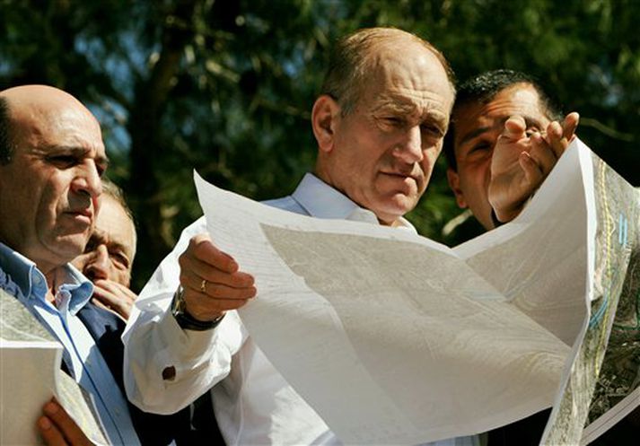 Ehud Olmert, starfandi forsætisráðherra Ísraels, á Vesturbakkanum í gær.