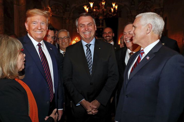 Hér má sjá þá Trump, Bolsonaro og Pence. Yfir vinstri öxl Trump má sjá hluta andlits Wajngarten, sem er smitaður af kórónuveirunni.