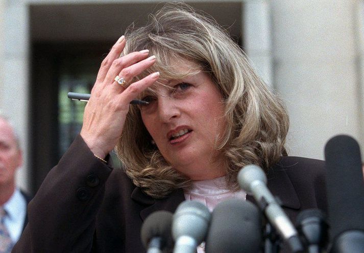 Linda Tripp ræðir hér við fjölmiðlafólk fyrir utan dómshús í Washington DC árið 1998,