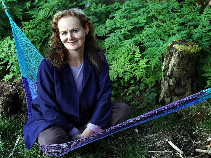 „Nú er ég bara ein af þeim kerlingum sem stinga höfðinu í sandinn og er ekkert leið fyrir því að vera orðin sextug,“ segir Þórunn oglætur fara vel um sig í hengirúmi í garðinum.