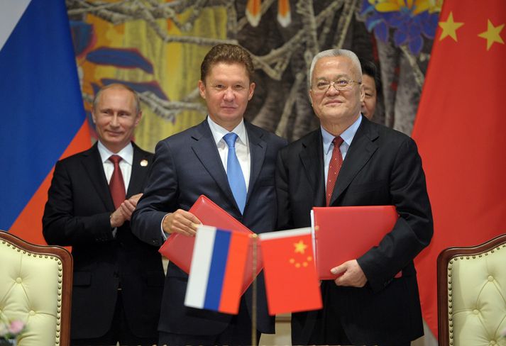 Vladimír Pútín Rússlandsforseti, Alexei Miller, forstjóri Gazprom og Zhou Jiping, yfirmaður CNPC, við undirritun samningsins í Sjanghæ í dag.