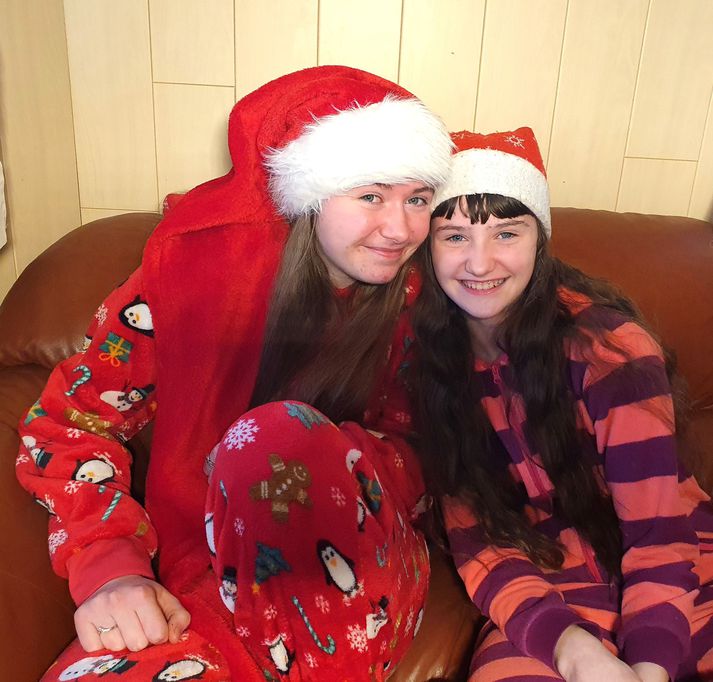 Systurnar Guðný Salvör (Gíslella), sem er 17 ára og nemandi við Menntaskólann að Laugarvatni og Hulda Guðbjörg, 12 ára, sem er nemandi í Laugalandsskóla í Holtum.