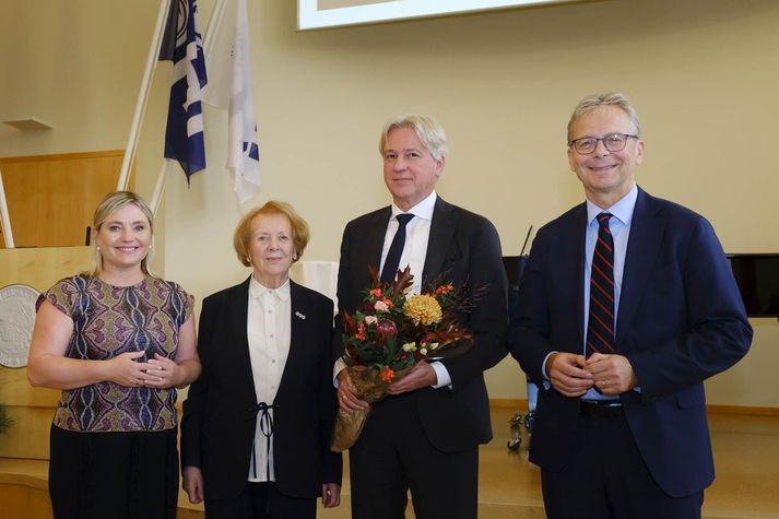 Juergen Boos ásamt Vigdísi Finnbogadóttur, fyrrverandi forseta Íslands, Lilju Alfreðsdóttur menningar- og viðskiptaráðherra og Jóni Atla Benediktssyni, rektor Háskóla Íslands.