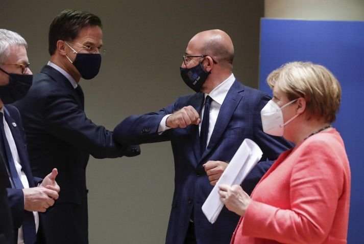 Mark Rutte, forsætisráðherra Hollands fagnar samkomulaginu með Charles Michel forseta leiðtogaráðsins. Angela Merkel kanslari Þýskalands er í forgrunni.