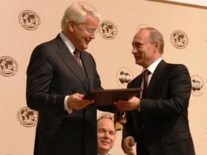 Ólafur Ragnar tekur við viðurkenningu úr hendi Vladimir Putin forsætisráðherra Rússlands.