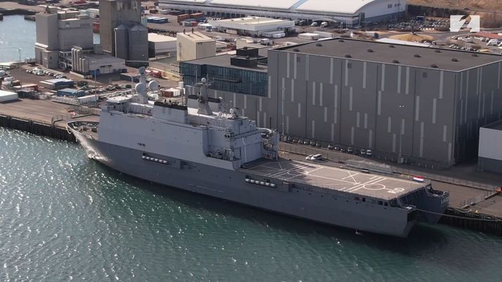 Herskipið HNLMS Rotterdam við bryggju í Sundahöfn í dag.