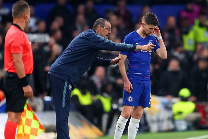 Skiptin myndu henta Maurizio Sarri vel því hann elskar Jorginho en virðist ekki sjá fyrir sér framtíðarhlutverk fyrir Miralem Pjanic í Juventus liðinu. Hér fær Jorginho góð ráð frá Sarri þegar þeir voru saman hjá Chelsea.