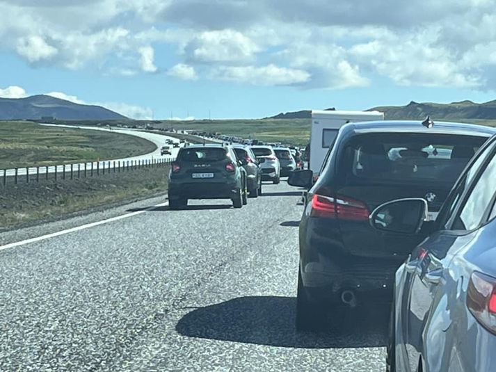 Löng röð bíla hefur myndast á leiðinni út úr borginni.