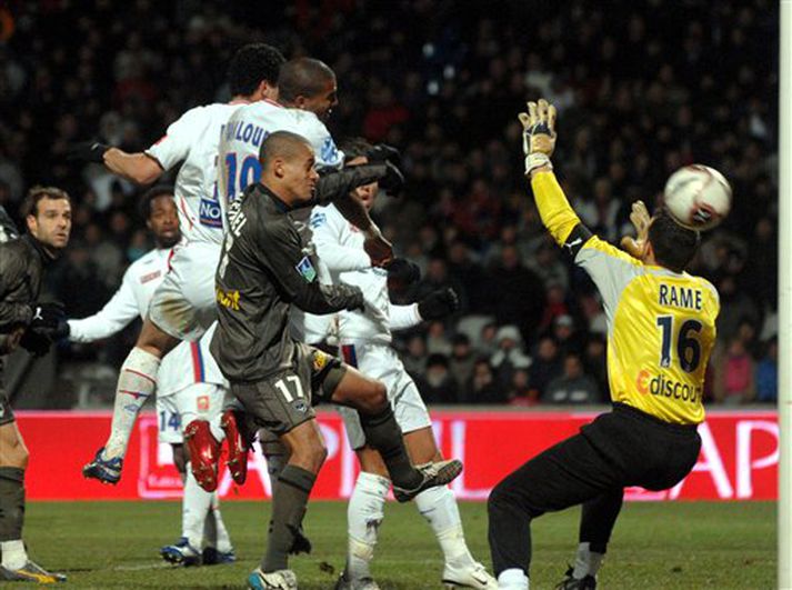 Fred, framherji Lyon, kemur boltanum fram hjá Ulrich Rame, markverði Bordeaux í gær.